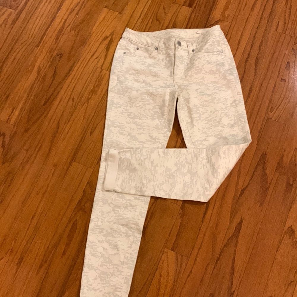 TWO BY VINCE CAMUTO SIZE 26/2 gray/silver & cream